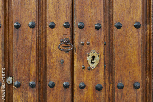 Puerta antigua de madera con herrajes oxidados