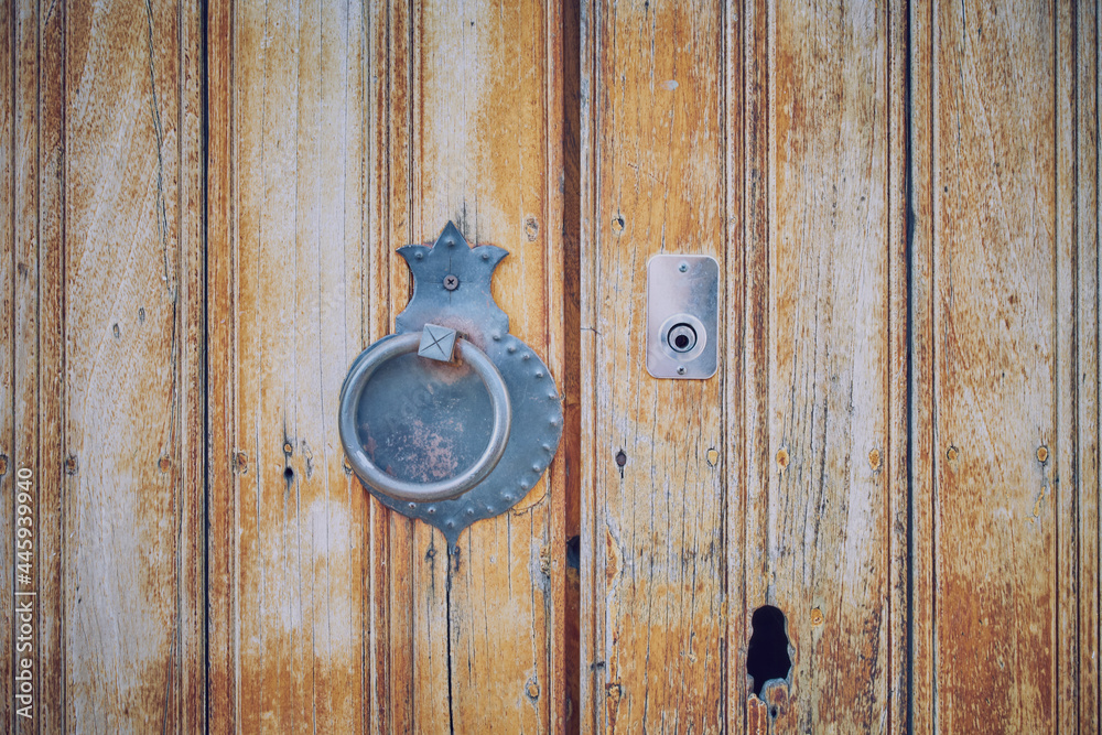 Puerta antigua de madera con herrajes oxidados