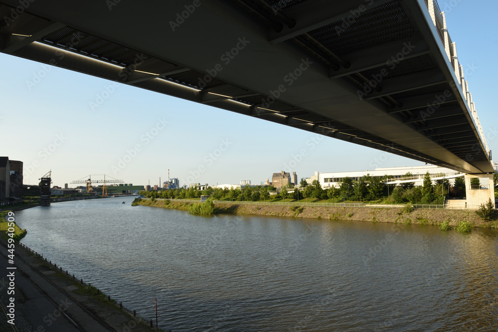 brücke in neuss hafen, nrw, deutschland