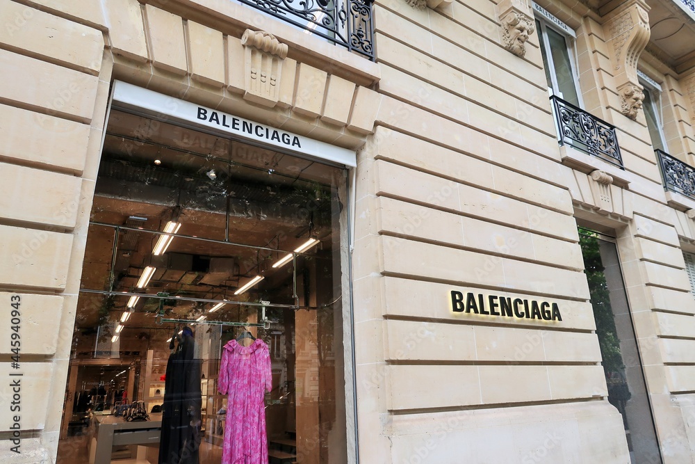 La Vallée Village Outlet Shopping Experience LUXURY OUTLET PARIS Gucci  Longchamp Burberry Lacoste  YouTube