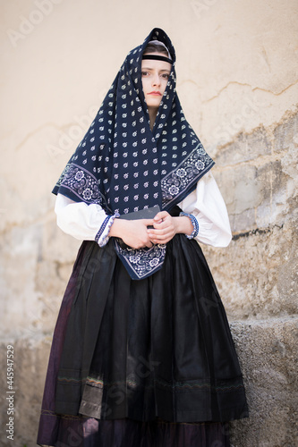 Belle jeune femme slovaque en costume traditionnel. folklore slovaque photo