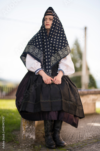 Belle jeune femme slovaque en costume traditionnel. folklore slovaque photo