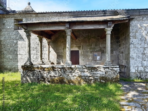 Pórtico de la iglesia de san Juan Bautista en Guitiriz, Galicia