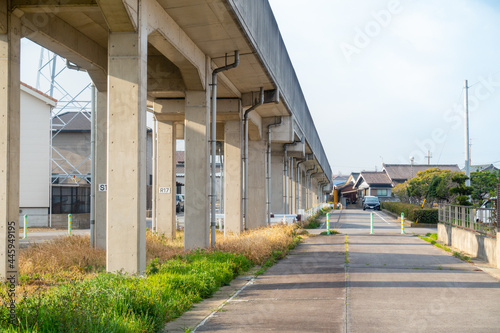 日本の住宅街にある鉄道高架の写真
