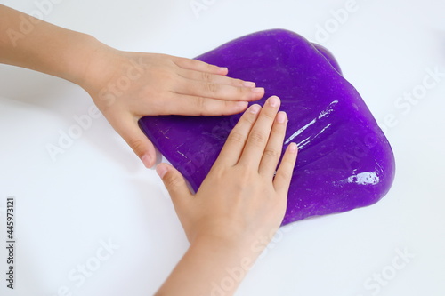 紫の軟質物を成型する手