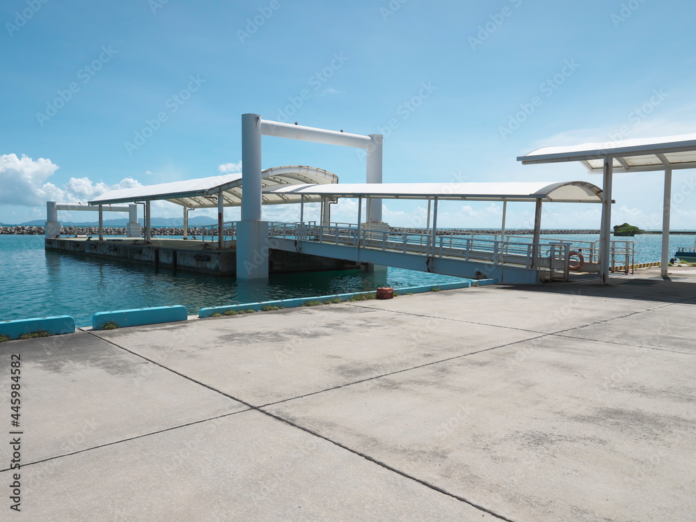 Obraz premium Okinawa,Japan - July 14, 2021: Floating pier at Kuroshima port in Kuroshima island, Okinawa, Japan 