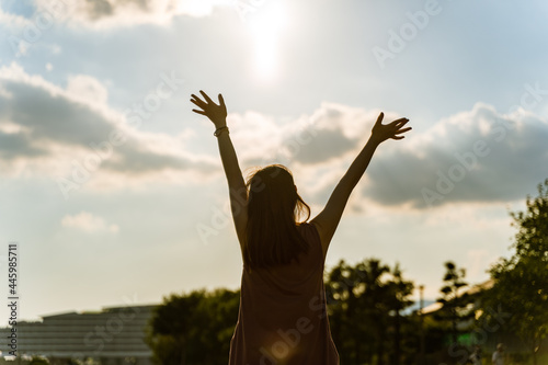 太陽からエネルギーをもらう女性