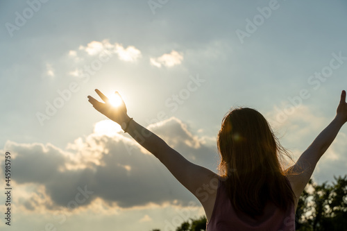 太陽からエネルギーを貰う女性