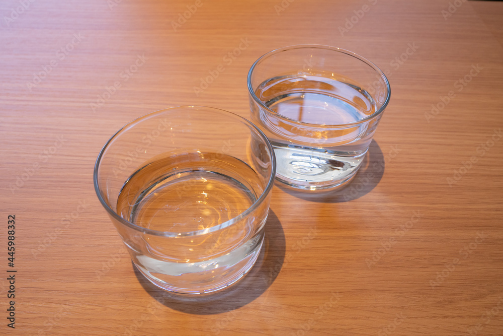 ミネラルウォーターが入った透明なグラス。