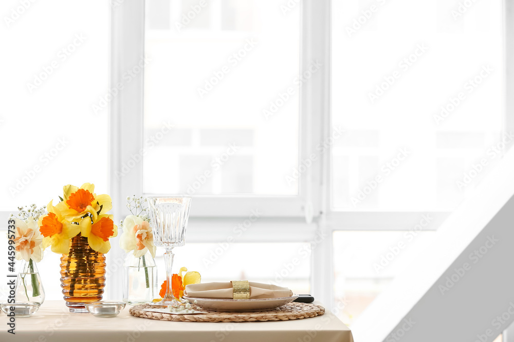 Beautiful table setting with narcissus flowers