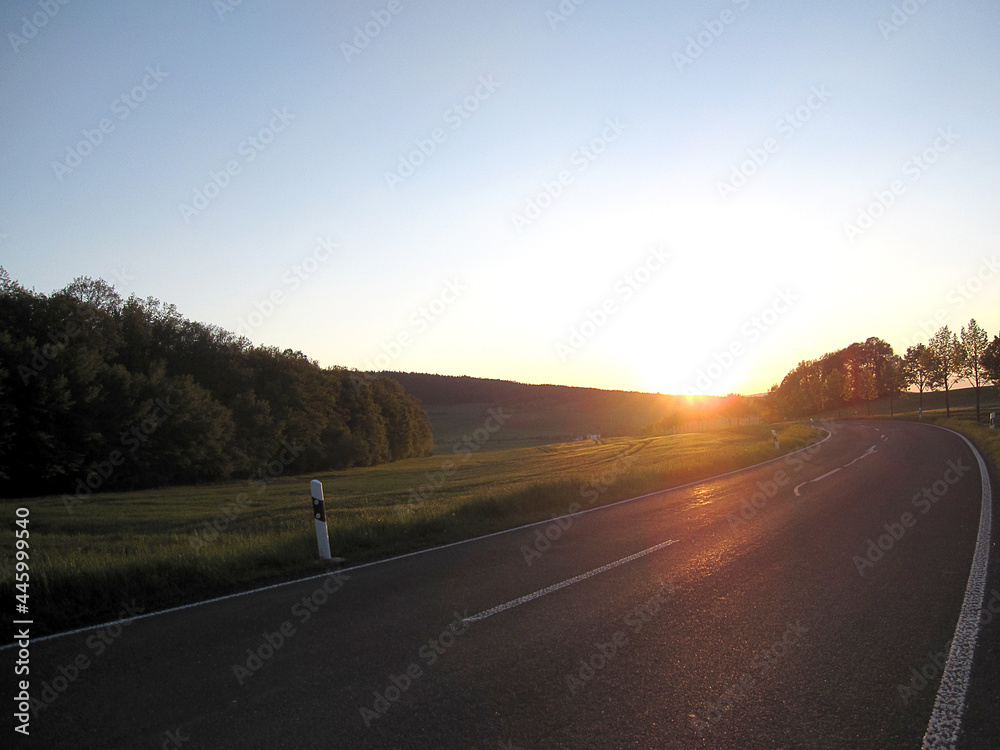 Straße in den Sonnenuntergang Straße in den Sonnenuntergang