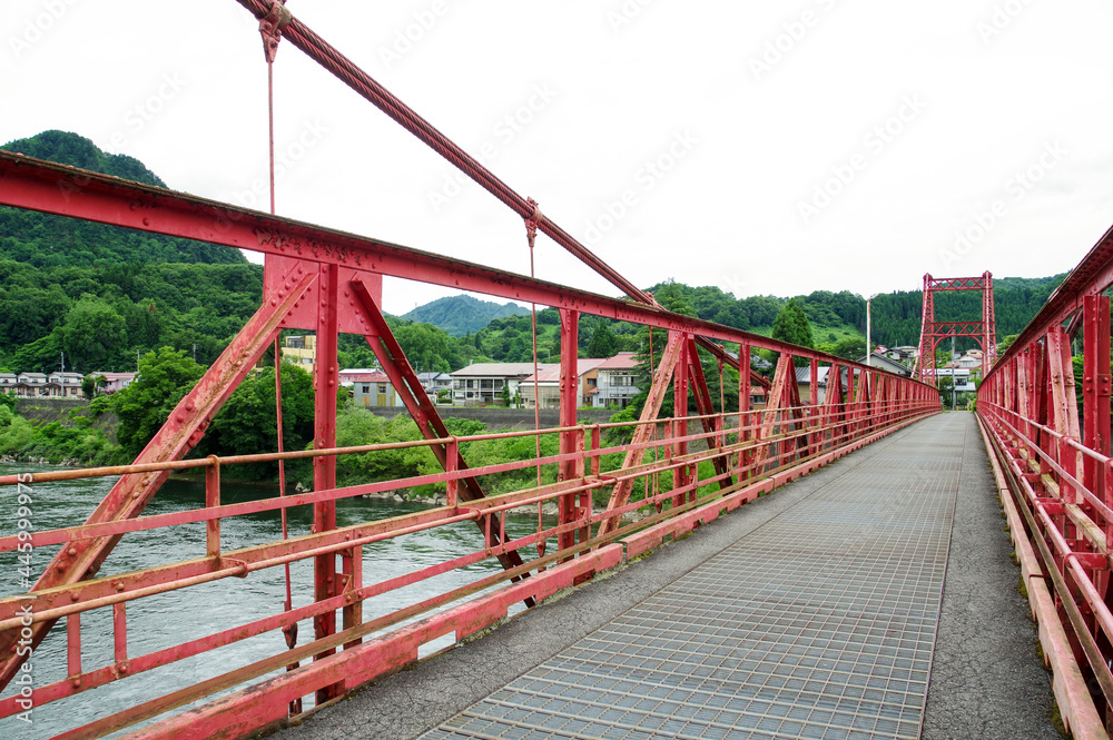 阿賀野川に掛かる古い吊橋