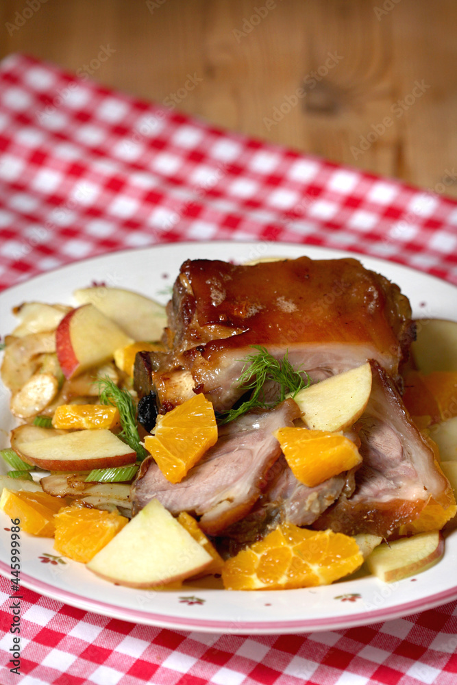 Vordere gegrillte Schweinshaxe mit Apfel-Fenchel-Salat und Orangen Vordere gegrillte Schweinshaxe mit Apfel-Fenchel-Salat und Orangen