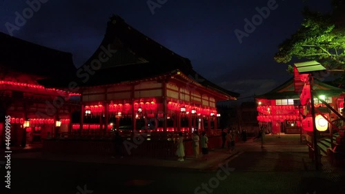 京都 夏の伏見稲荷大社 祭りの景色