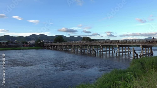 Wallpaper Mural 京都 夏の嵐山と夕暮れの渡月橋の景色 Torontodigital.ca