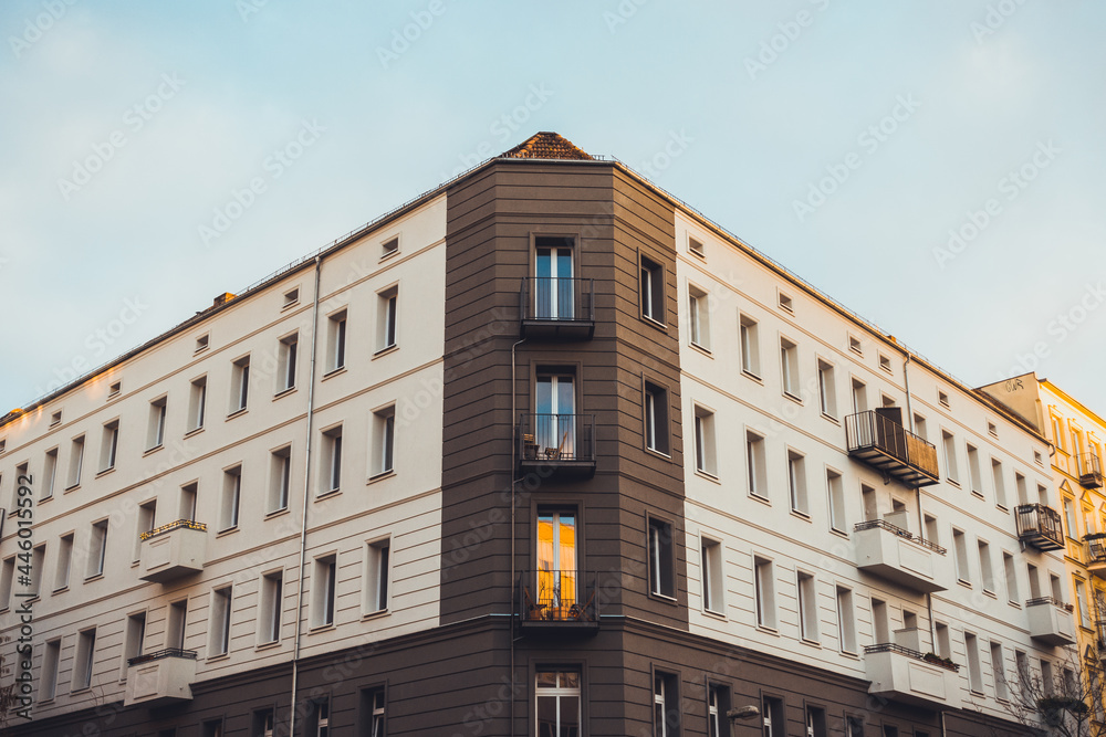 Fototapeta premium brown and white colored corner building