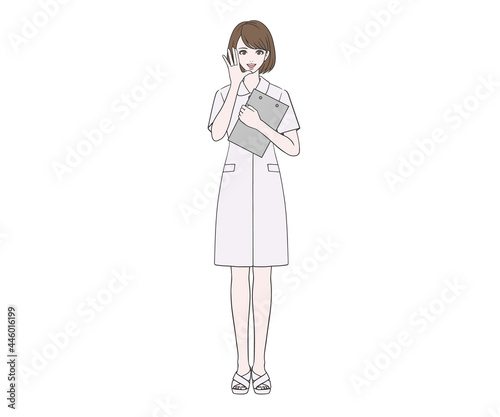 笑顔で呼びかける看護師