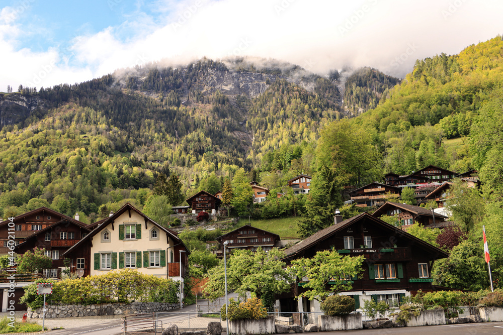 Schweizer Alpenidylle; Traditionelle Bauweise in Brienz (Berner Oberland)