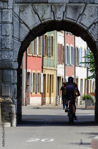 Cycliste à l'entrée de la vieille ville du Landeron, Suisse