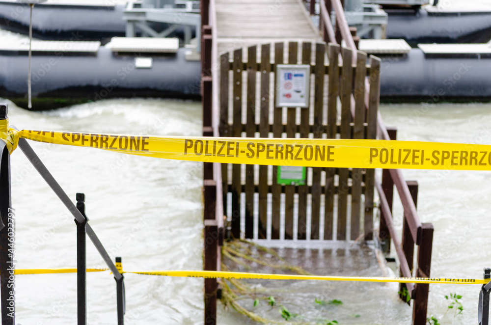 Polizei-Sperrzone am Rhein, Hochwasser in Basel, Schweiz