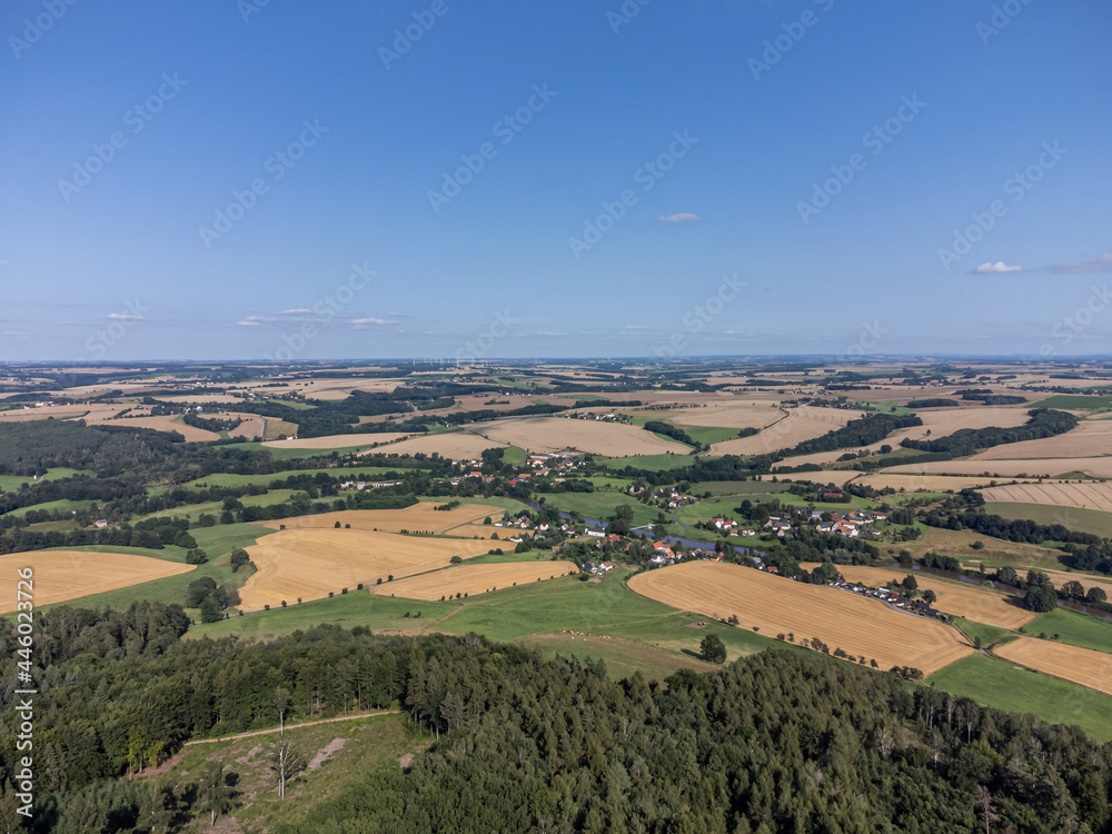 Luftaufnahme der Landschaft im Erzgebirge