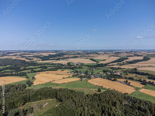 Luftaufnahme der Landschaft im Erzgebirge © Animaflora PicsStock