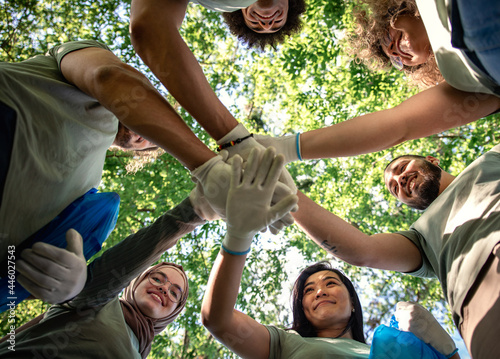 Fotografie low angle shot of multiethnic group of volunteers after cleaning city park