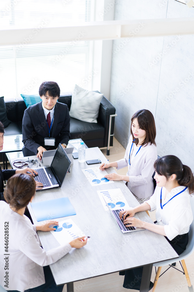 ミーティングをするビジネスパーソン ミーティングをするビジネスパーソン