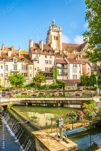 Foto View at the Old Town of Dole with Church of Notre Dame - France