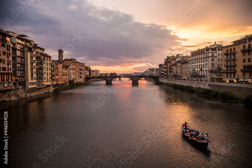 Italia, Toscana, Firenze, il fiume Arno al tramonto. photo