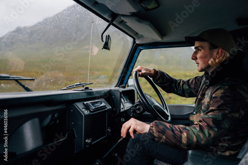 Man driving an old SUV in the Highlands © Rawpixel.com