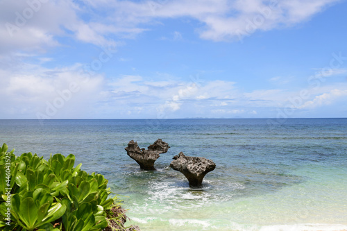 沖縄　美しい海　ハート岩