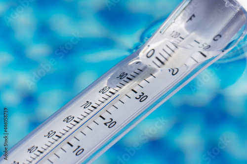 Mit Thermometer Temperatur im Pool messen