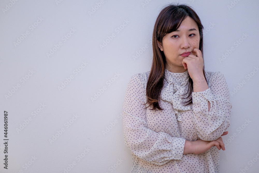 考え事をしている女性