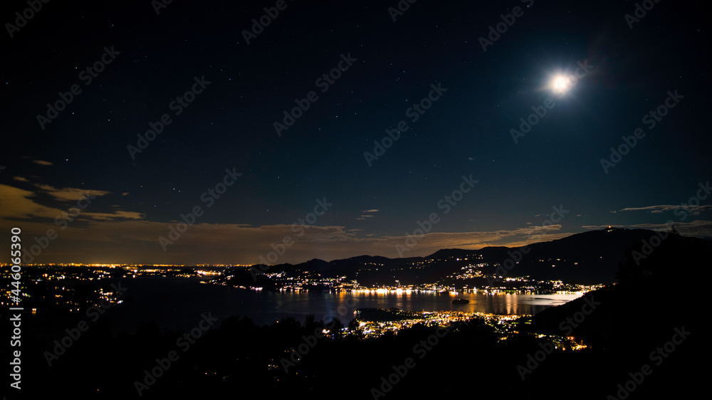 Panorama notturno del Lago Maggiore fotografato da Premeno (VB), Piemonte, Italia.
