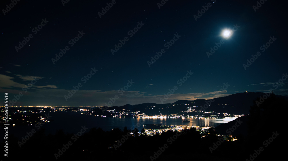 Panorama notturno del Lago Maggiore fotografato da Premeno (VB), Piemonte, Italia. Panorama notturno del Lago Maggiore fotografato da Premeno (VB), Piemonte, Italia.