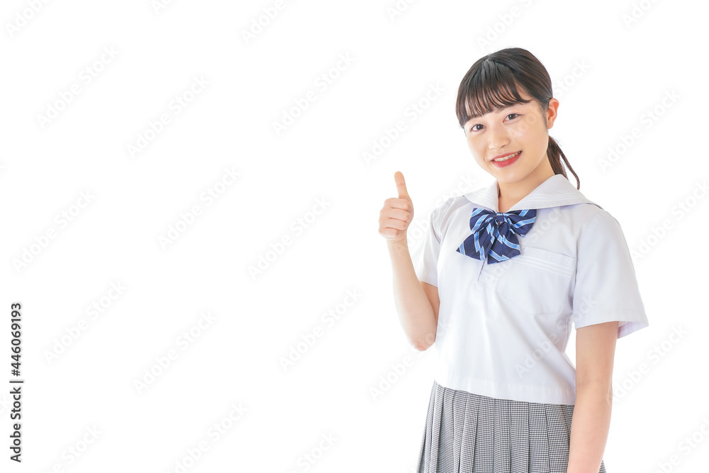 笑顔の若い制服姿の女子学生