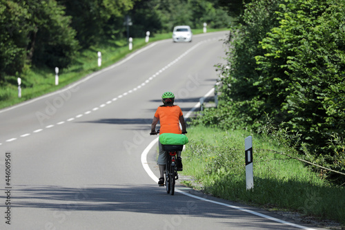 Fototapeta Naklejka Na Ścianę i Meble -  fahrradfahrer auf einer landstraße