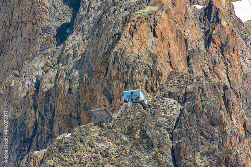 Le refuge du Promontoire sur l'arête sud de la Meije