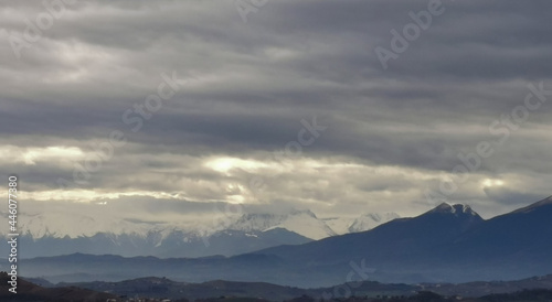 Nuvole sulle cime dei monti Appennini innevati