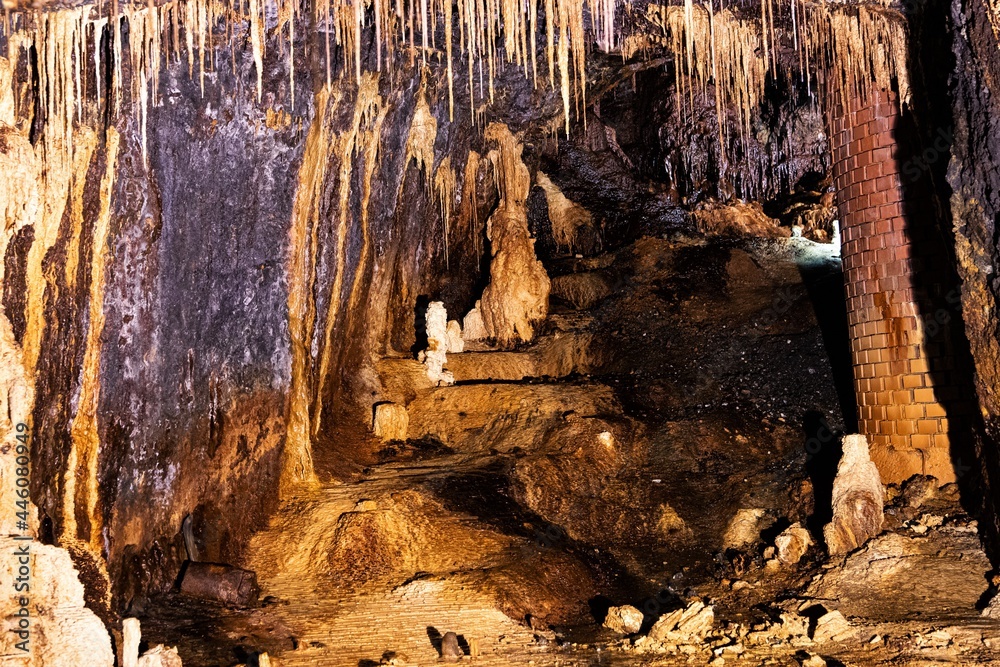 Stalagmiten und Stalaktiten in der Morassina Grotte, einem alten