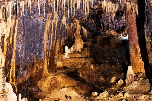 Stalagmiten und Stalaktiten in der Morassina Grotte, einem alten Vitriol Bergwerk - Stalaktiten sind sind  hängende Tropfsteine, Stalagmiten wachsen vom Boden aus und weisen nach oben photo