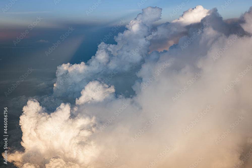 Gewitterwolken aufgenommen aus dem Flugzeug