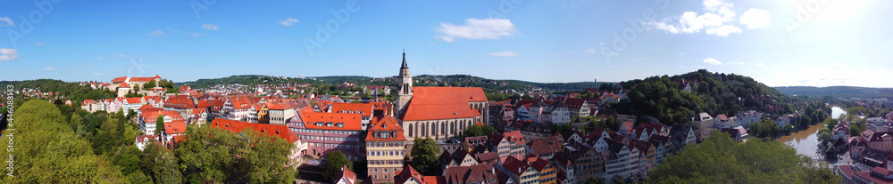 Tübingen, Deutschland: Panorama der Neckarstadt