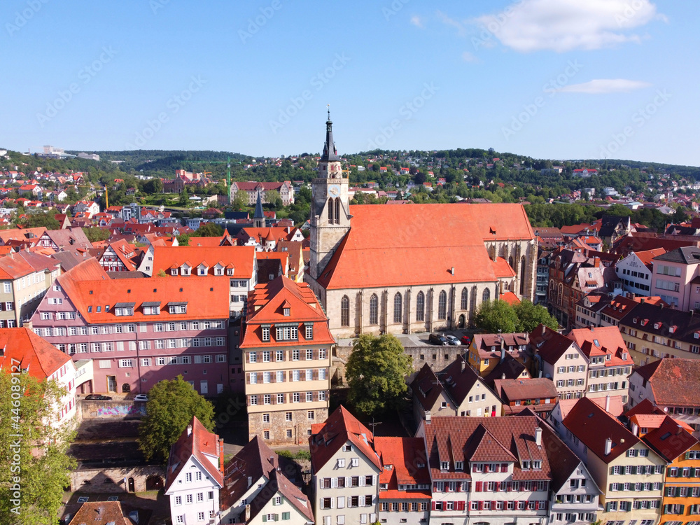 Tübingen, Deutschland: Blick auf die Kirche über der Stadt