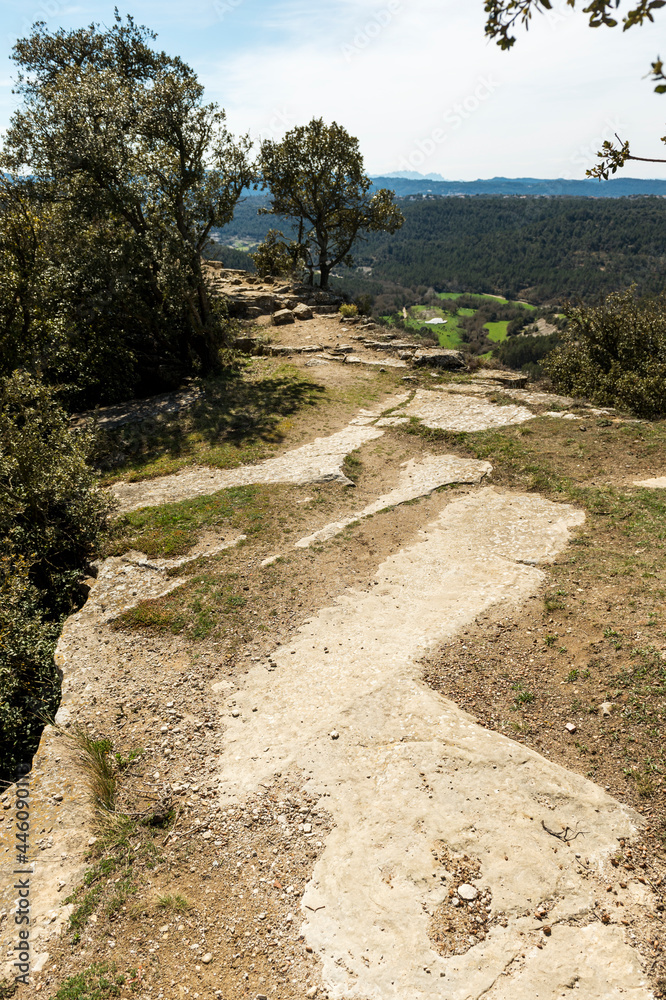 imagen de unas piedras en el suelo con un acantilado al fondo y las montañas imagen de unas piedras en el suelo con un acantilado al fondo y las montañas