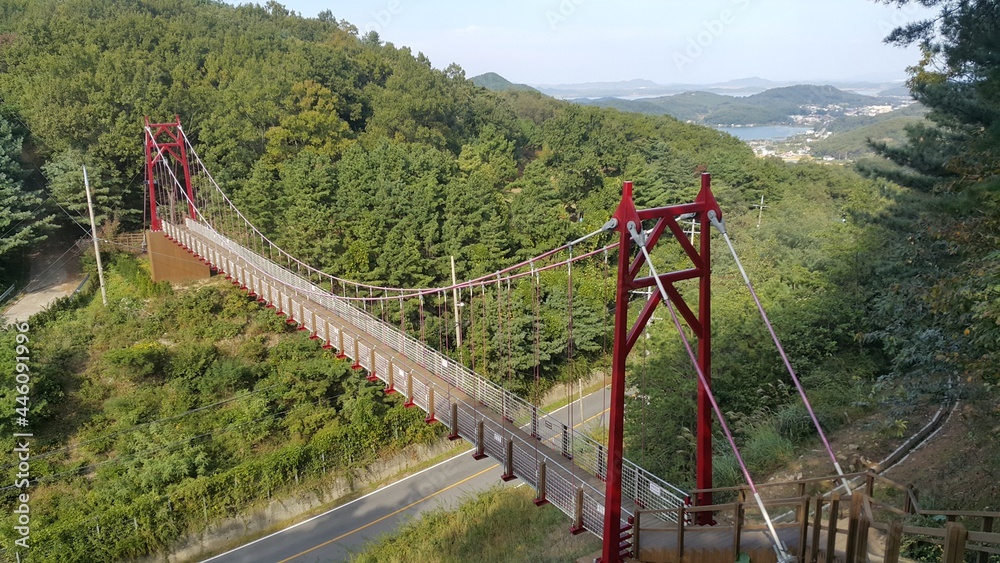 산과 산을 잇는 다리
