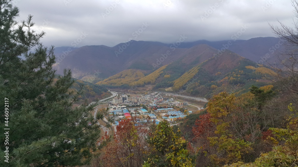 산으로 둘러쌓인 한국 정선 남면의 민둥산역 마을 모습