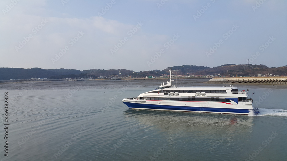 한국 연평도 항구로 들어오는 바다위를 항해중인 여객선