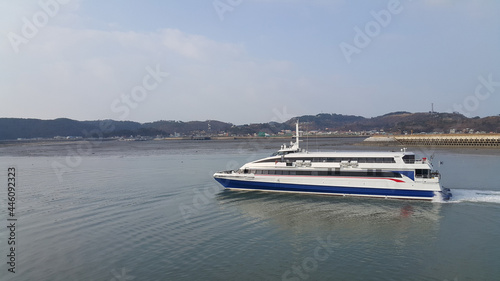Obraz na płótnie 한국 연평도 항구로 들어오는 바다위를 항해중인 여객선 w salonie